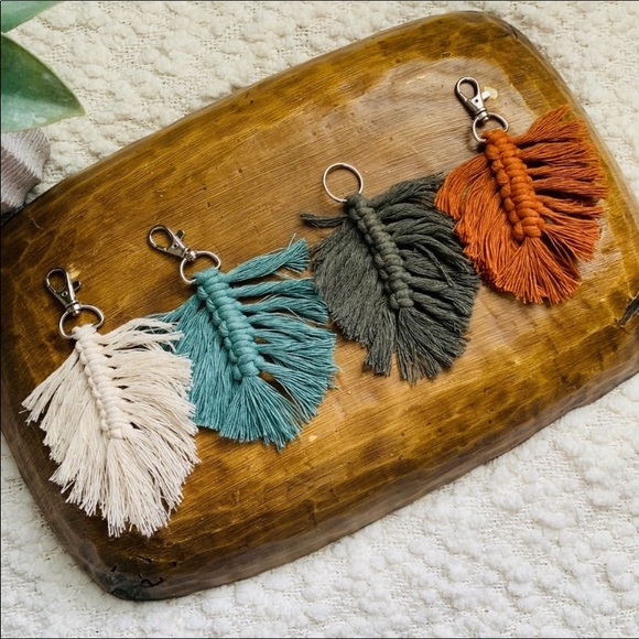 Feather macrame keychain - Picture 4 of 8